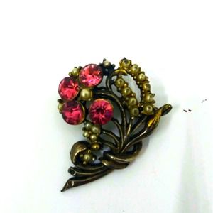 Lot of Vintage brooches.